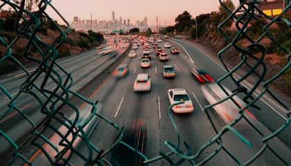 fb体育官网-社交媒体热议：谁是本赛季最耀眼的车手？